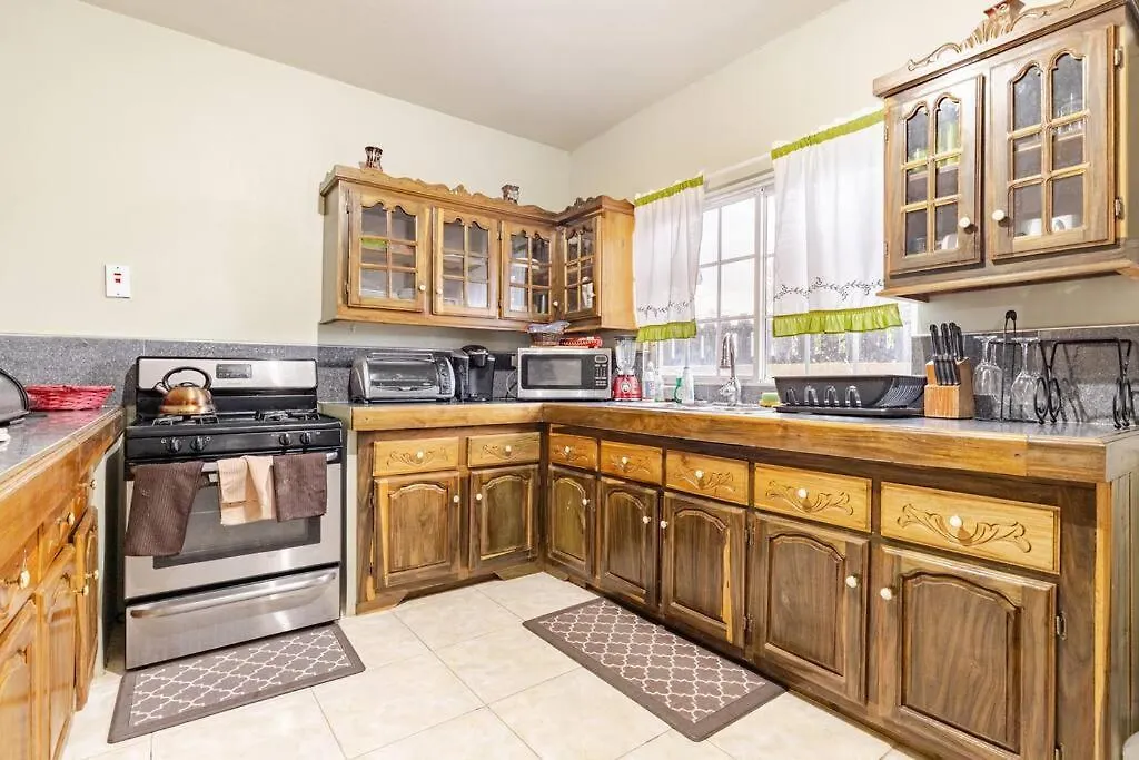 Dom wakacyjny Modern Montego Bay Home 3 Bedroom With 2 Half Bath