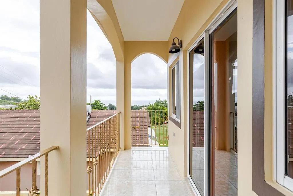 Casa vacanze Modern Montego Bay Home 3 Bedroom With 2 Half Bath