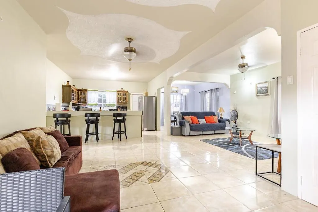 Casa vacanze Modern Montego Bay Home 3 Bedroom With 2 Half Bath